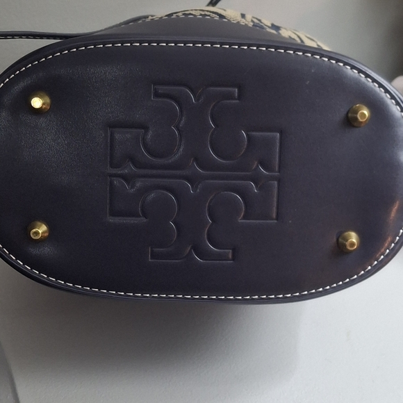Tory Burch Monogram Bucket Bag  Great Condition - Picture 4 of 8